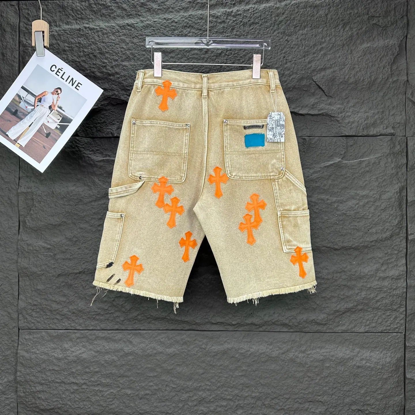 P240 GALLERY DEPT. & Croixin co-branded 2025 new limited edition spliced ​​splash-ink hand-painted orange cross patchwork couple style washed loose denim shorts 🔥High version🔥High version🔥 Original customized denim fabric, the same raw material denim fabric as the Internet celebrity star, full body splicing loose version, splash-ink hand-painted craftsmanship with multiple orange cross embroidery patchwork style designs, very high-end and stylish! The fabric feels very comfortable and these denim shorts are super versatile and look great! ! Complete three standards, same style for men and women 👫A must-have item for everyone Color: black, khaki Size: 28, 30, 32, 34, 36 (five sizes)